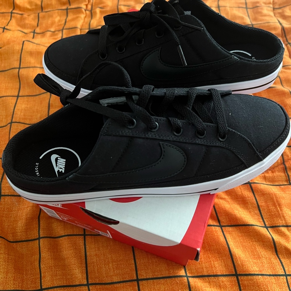 Nike Men's Black and White Sneakers